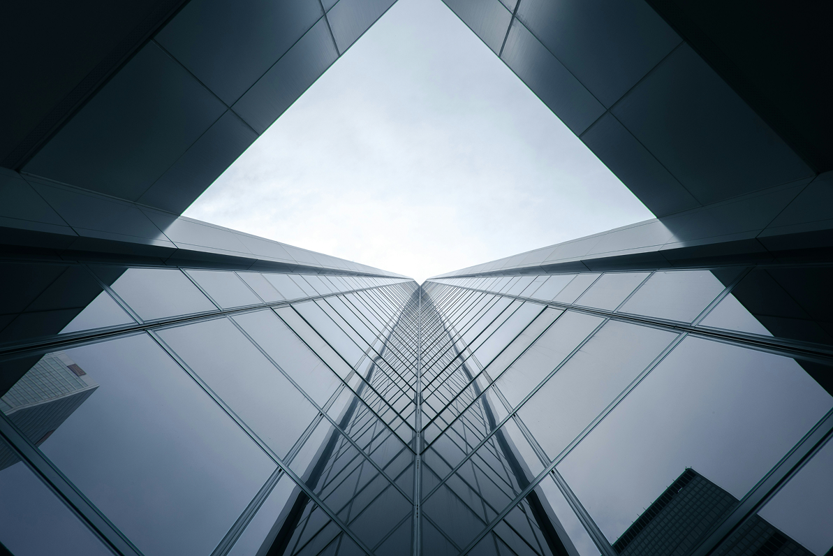 Fachada arquitectónica de líneas rectas y composición limpia